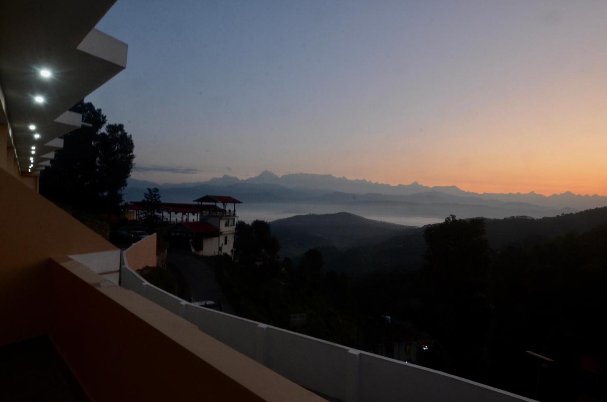 Uttarakhand Resort Kausani Exterior photo